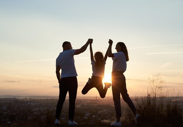 Famille s'amusant ensemble