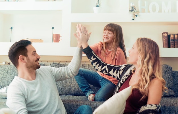 Famille s'amusant à la maison