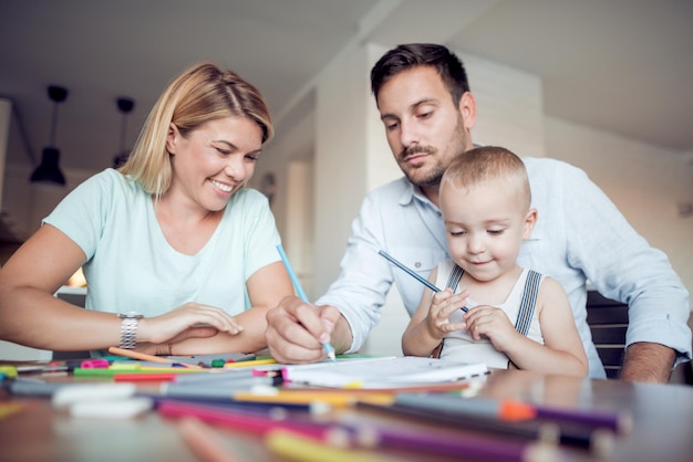 Famille s'amusant à la maison