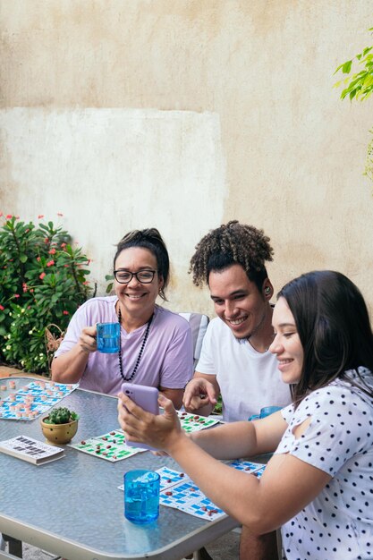 La famille s'amuse et s'amuse à égayer sa journée