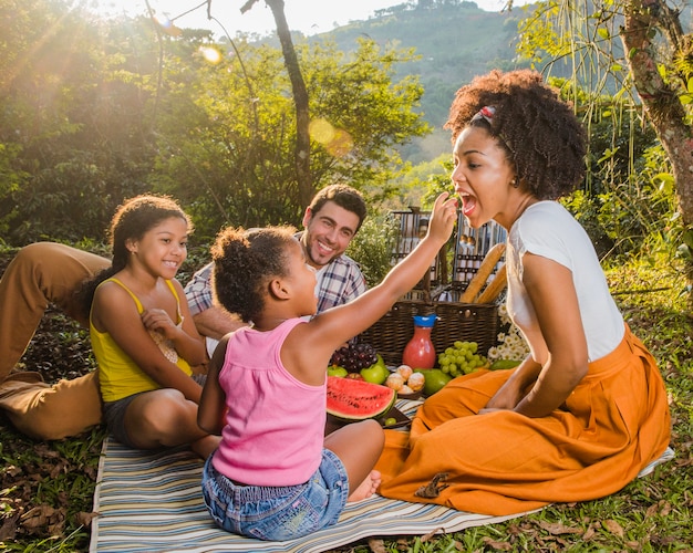 Famille s&#39;amuser au pique-nique