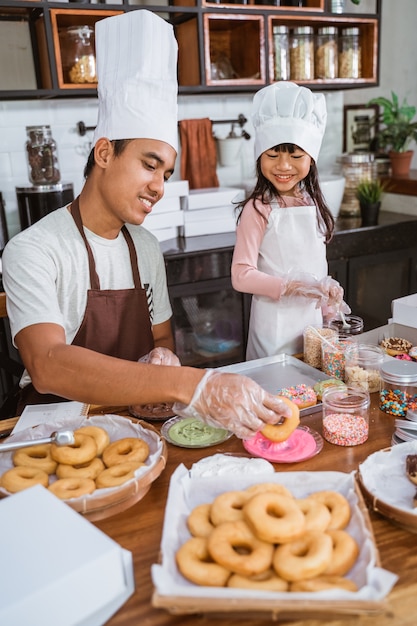 Famille s'amuser dans la cuisine