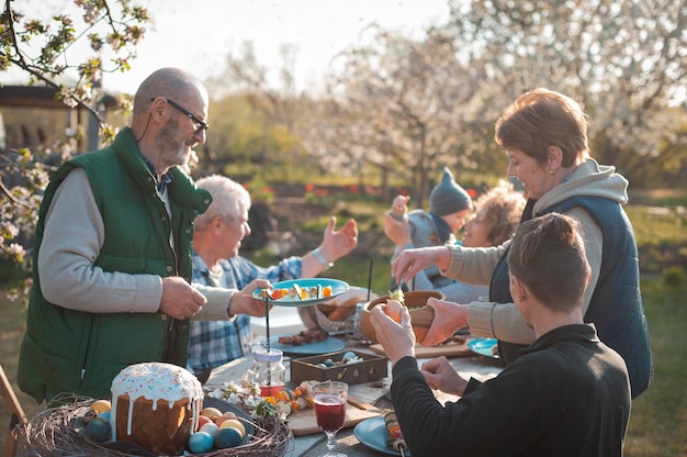 La famille s'est réunie à une table de fête dans le jardin pour célébrer Pâques