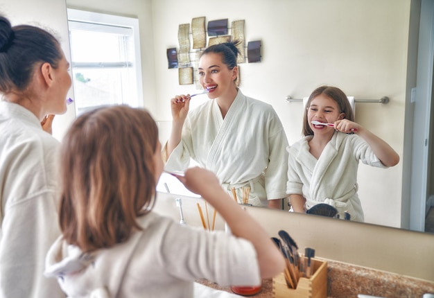 La famille se brosse les dents