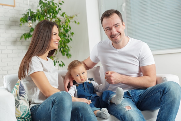 Famille se détendre sur un canapé