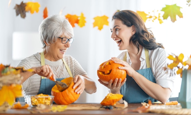 Famille se préparant pour Halloween