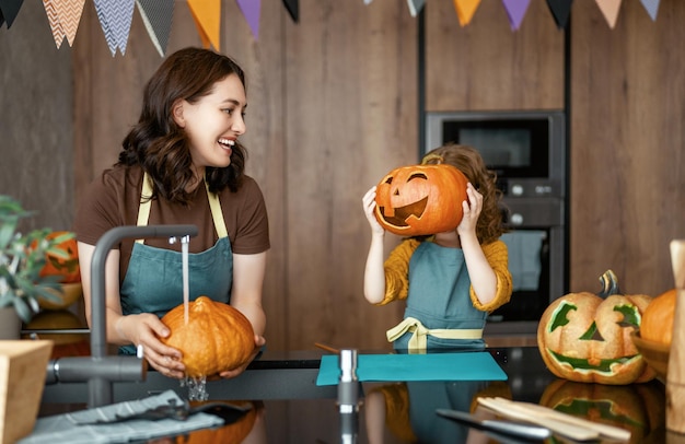 Famille se préparant pour Halloween