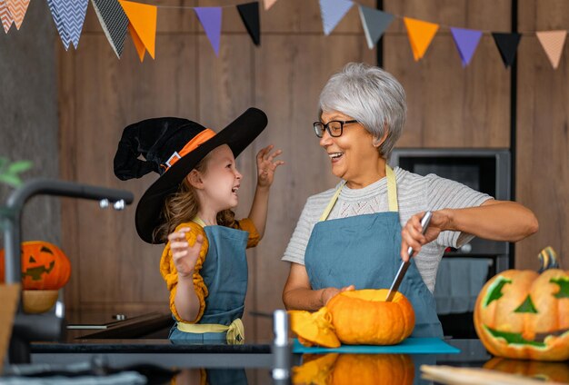 Famille se préparant pour Halloween