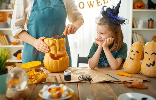 Famille se préparant pour Halloween