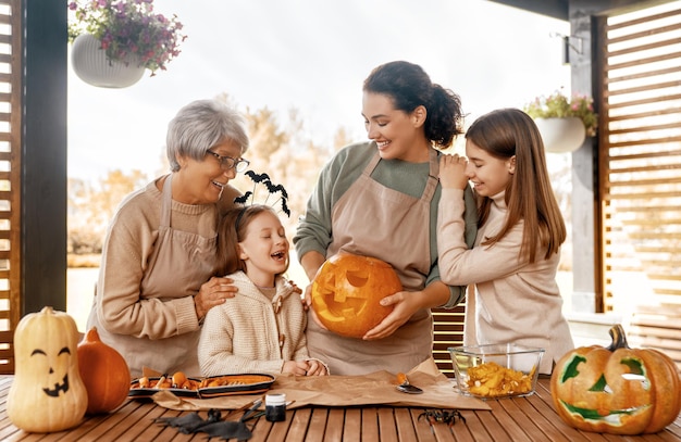 Famille se préparant pour Halloween