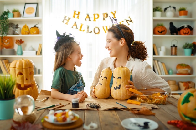 Famille se préparant pour Halloween