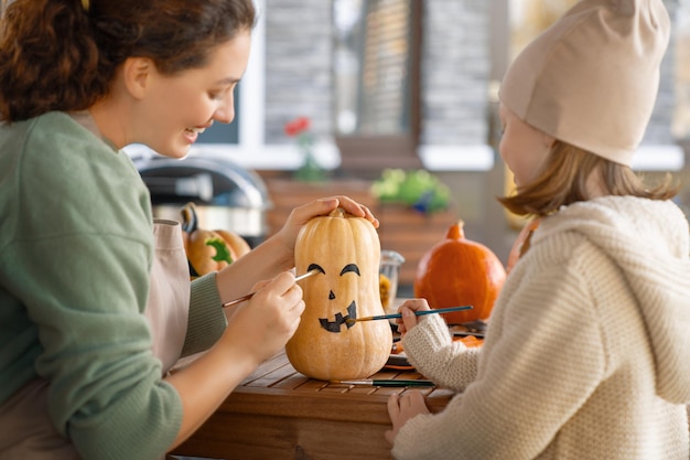 Famille se préparant pour Halloween