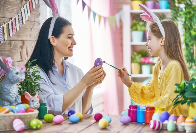 Famille se préparant pour Pâques