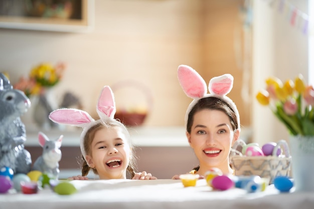 Famille se préparant pour Pâques