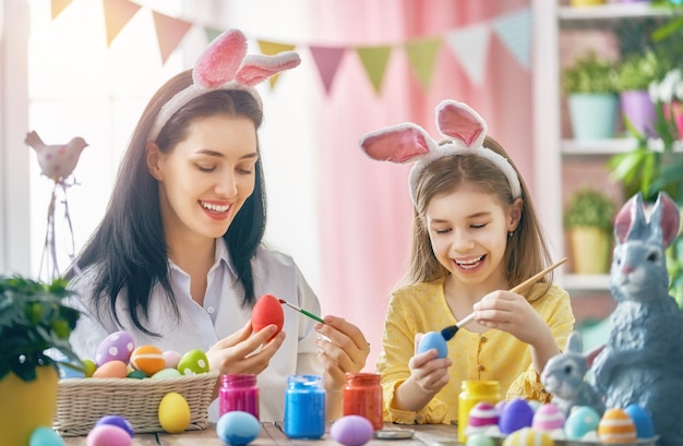 Famille se préparant pour Pâques