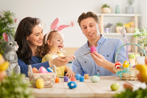 Photo famille se préparant pour pâques