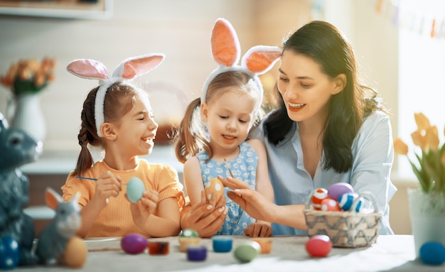 Famille se préparant pour Pâques