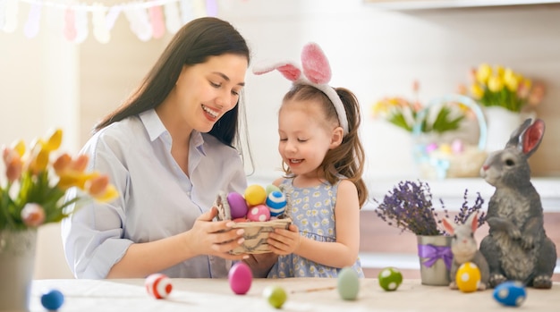 Famille se préparant pour Pâques