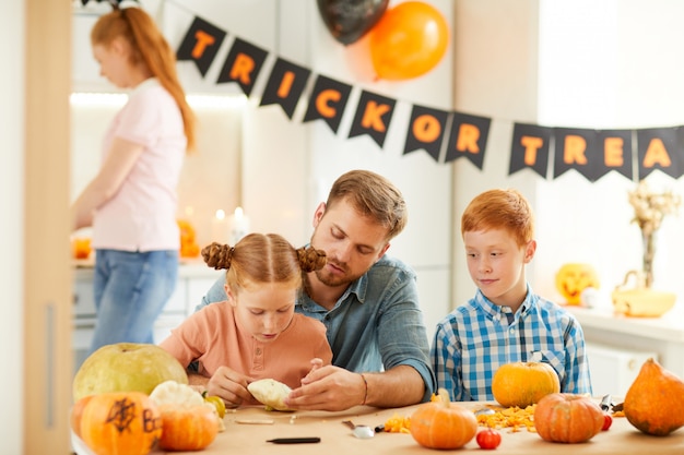 Famille se préparant pour les vacances d'Halloween