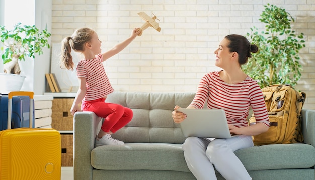 Famille se préparant pour le voyage