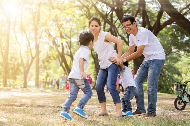 Famille se reposant dans le parc