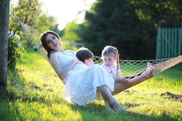 La famille se repose dans la nature. Des vacances au grand air. Les enfants du week-end jouent dans le parc.