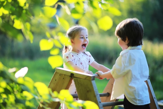 La famille se repose dans la nature Vacances au grand air Week-end les enfants jouent dans le parc