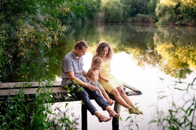 Famille, séance, dock, au-dessus, Lac