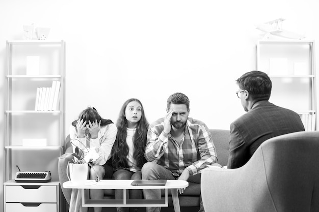 Famille à la séance de psychologie Parents racontant au psychologue des problèmes de famille ou d'enfant