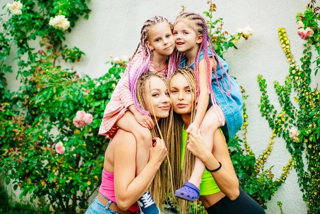 Famille soeur s'amusant en plein air. Meilleure amie positive mignonne jolies jeunes filles, printemps, câlins.