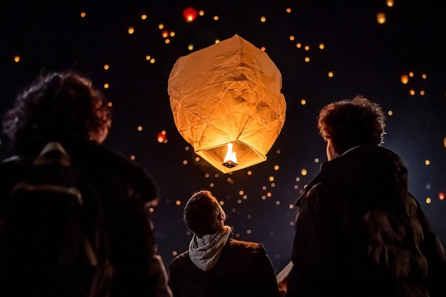 Famille souhaitant et jetant des lanternes dans le ciel.