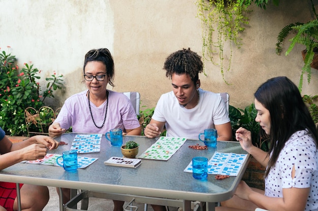 Famille souriant ensemble tout en jouant à la maison