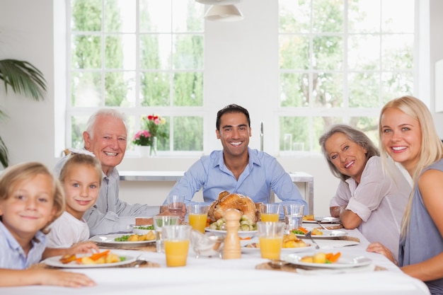 Famille souriant à Thanksgiving