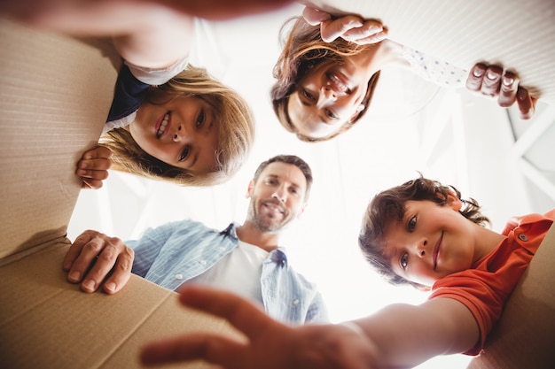 Famille souriante avec des boîtes en carton