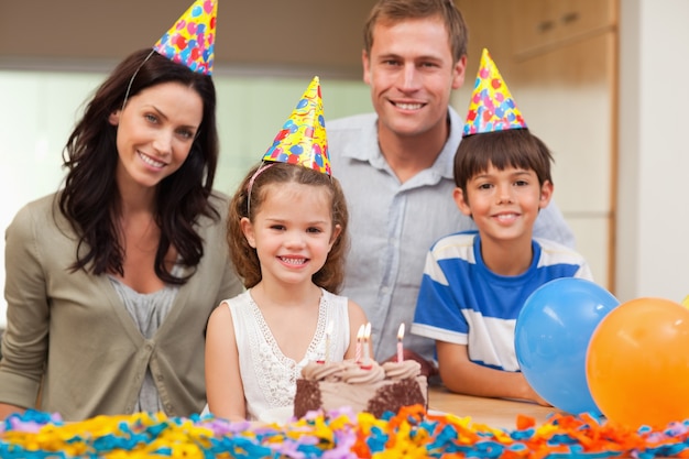 Famille souriante célébrant l&#39;anniversaire des filles