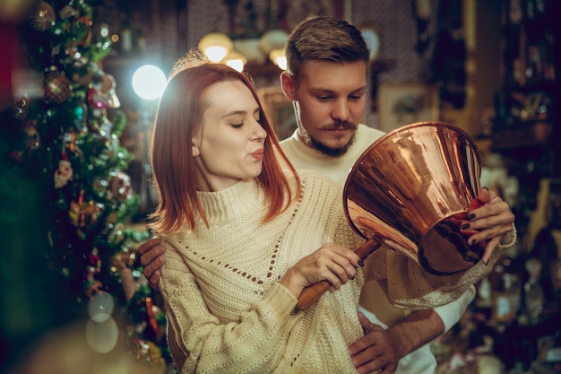 Famille souriante, couple à la recherche de décoration pour la maison et de cadeaux de vacances dans un magasin ménager