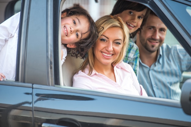 Famille souriante dans l&#39;automobile