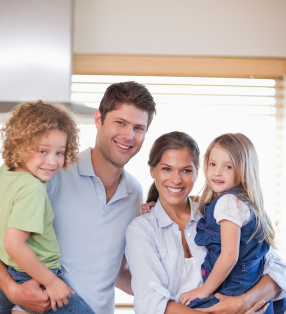 Famille souriante debout