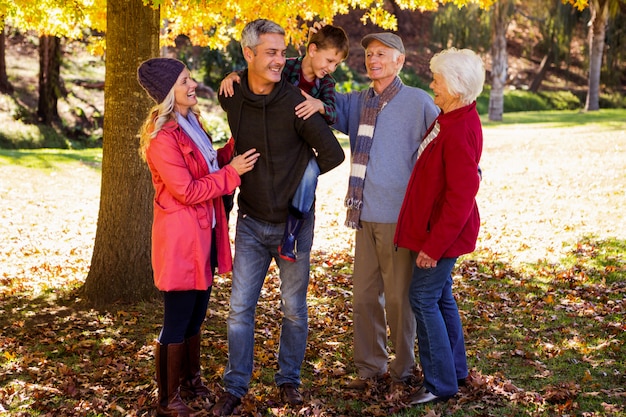 Famille souriante et le père tenant son fils