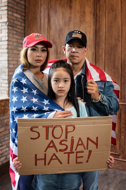 Photo famille soutenant les asiatiques coup moyen