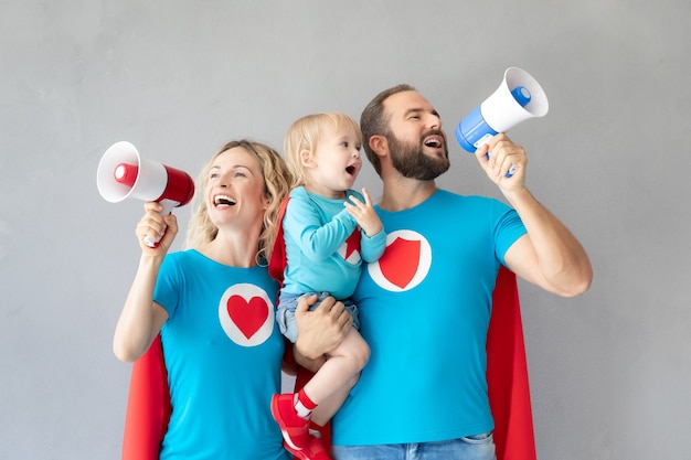 Famille de super-héros jouant à la maison