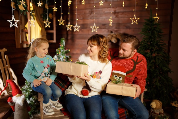 Une famille sympathique fête Noël en famille