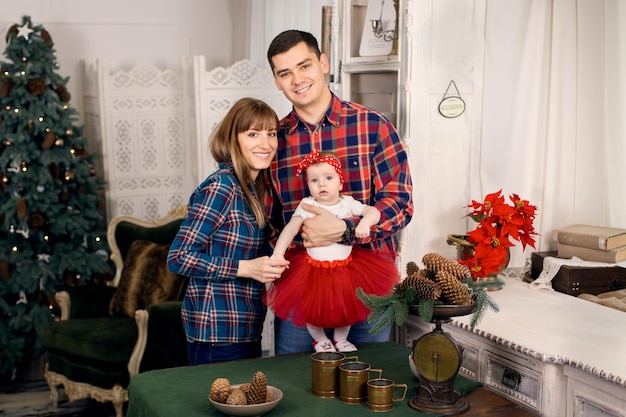 Une famille sympathique fête Noël en famille.