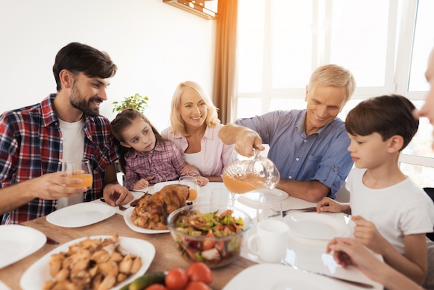 La famille à la table célèbre des vacances en famille.