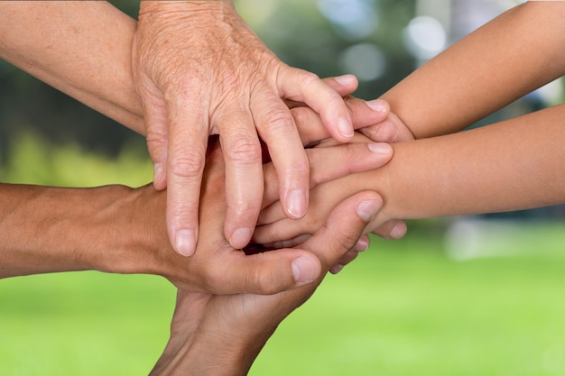 Famille tenant leurs mains ensemble en forme sur fond