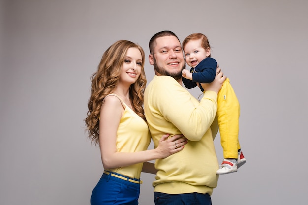 Famille en tenue jaune posant