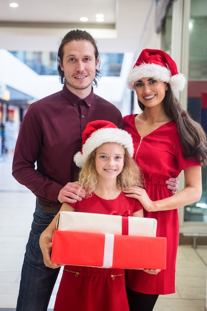 Famille En Tenue De Noël Debout Avec Des Cadeaux De Noël