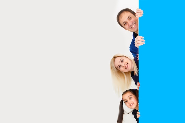 la famille tient une toile photo à la maison