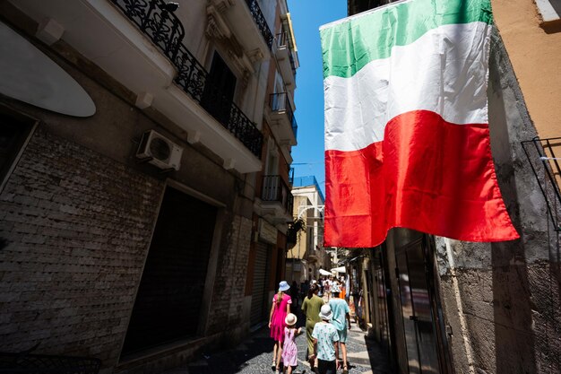 Famille de touristes se réveillant dans les rues Bari Puglia Italie du Sud drapeau italien