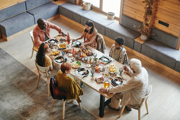 Famille en train de dîner dans la salle à manger